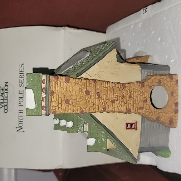 Dept 56  Heritage Village, North Pole Series,  Elves Bunkhouse, 5601-4 - Picture 5 of 14